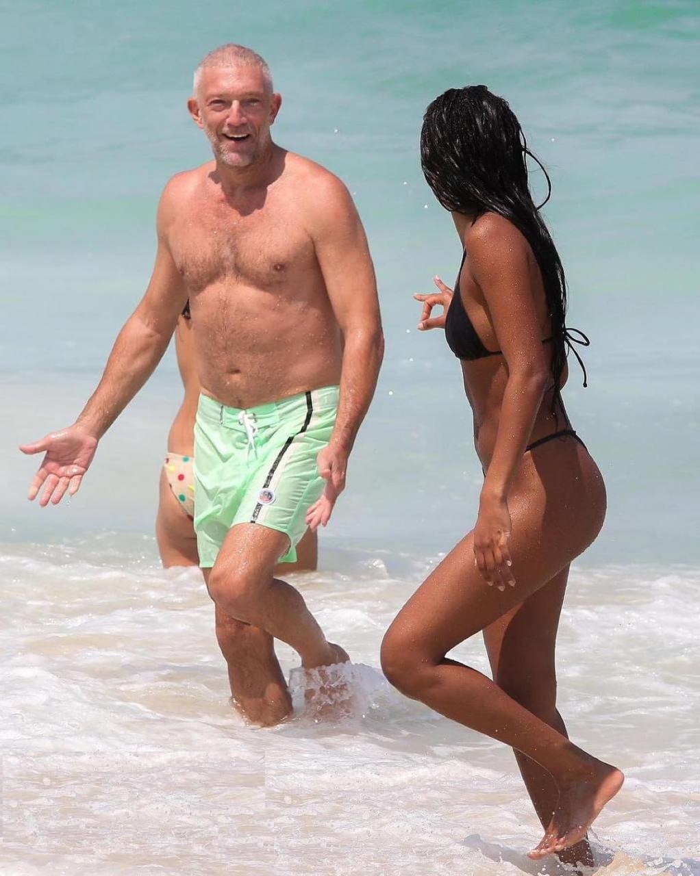 Папарацци сделали несколько фото любовных утех Венсана Касселя и его молодой подружки Нары Баптиста на пляже Бразилии. Топ фото красотки Нары, которая любит, чтобы её хватали за грудь не только мужчины